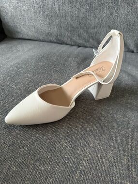 NWT ⭐️ White Pointed Ankle-Strap Block Heel - US Women’s 9